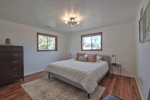 2 bedrooms, iron/ironing board, free WiFi, bed sheets - Ambrosia - Mid Century Near 3rd St, Pet-friendly (McMinnville)