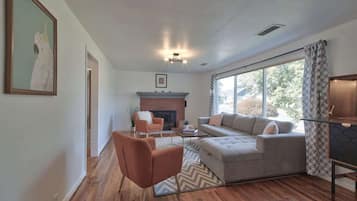 Smart TV, tavolo da calcetto, studio