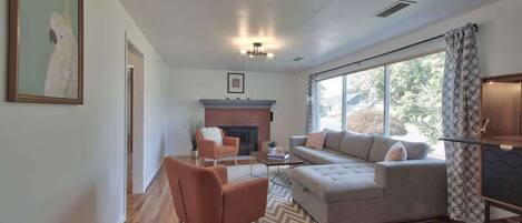 Smart TV, futbolito, libros y oficina