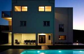 المنشأة من الخارج