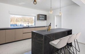 ثلاجة، فرن، غسالة أطباق، ماكينة لصنع القهوة/الشاي