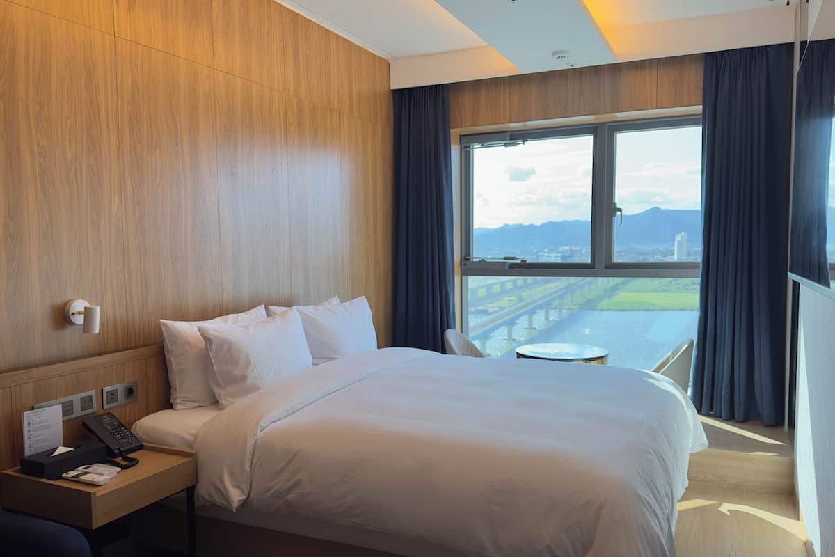 Superior tweepersoonskamer, uitzicht op rivier | 1 slaapkamer, luxe beddengoed, donzen dekbedden, een kluis op de kamer