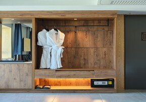 Un tocador de madera con perchero, espejo y radio integrada.