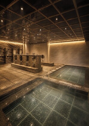 A spa area with a heated floor, a reception desk, and a row of mirrors. - hotel tt Gupo (Busan)