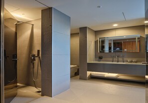 Deluxe Twin Room, River View | Premium bedding, down duvets, in-room safe, blackout curtains - hotel tt Gupo (Busan)