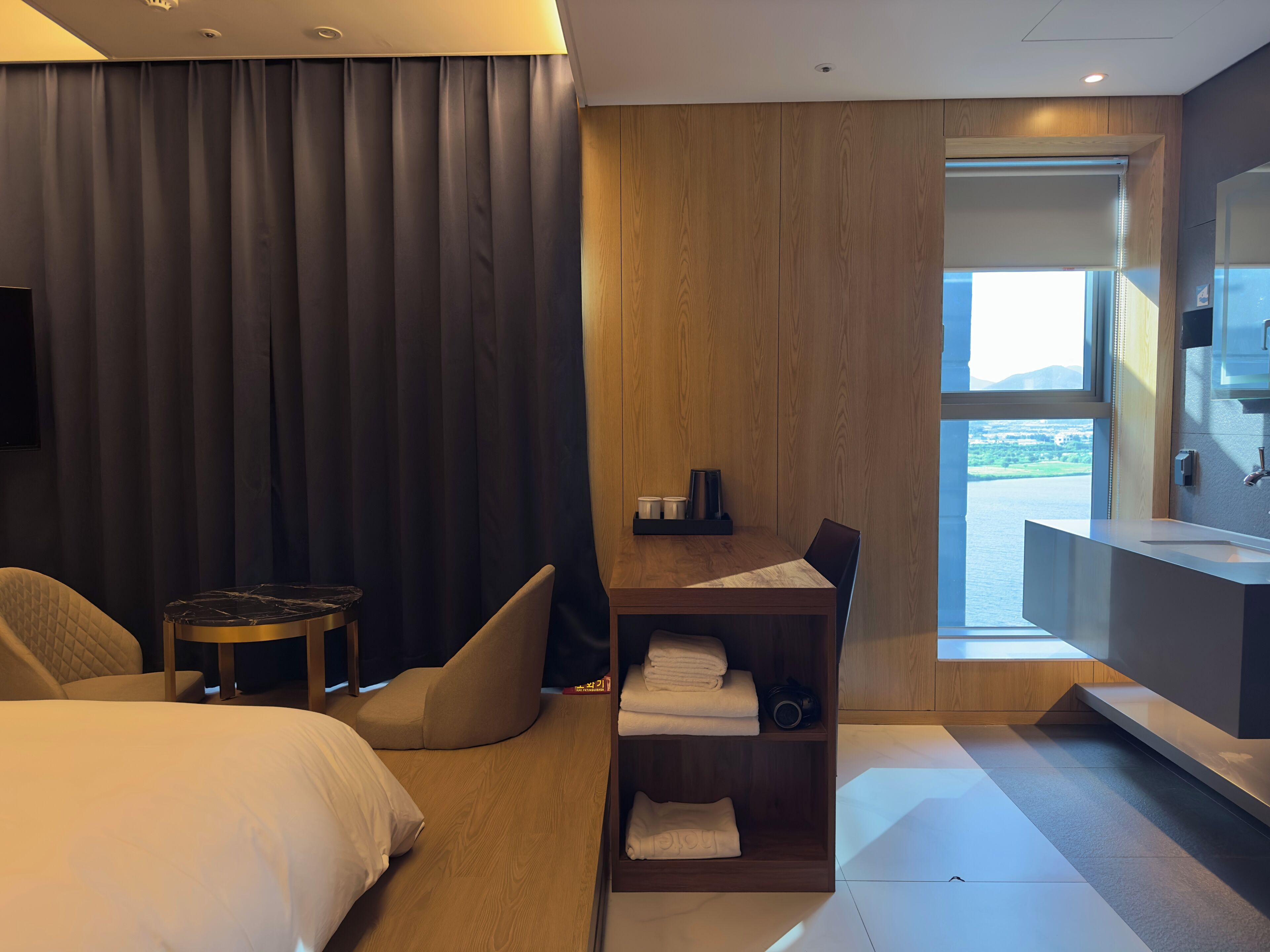 Deluxe Double Room (No View) | Peralatan tempat tidur premium, gebar bulu kapas, peti besi dalam bilik 