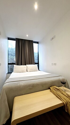 Capsula Casal banheiro compartilhado | Blackout drapes, iron/ironing board, free WiFi