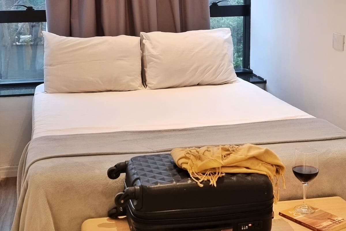Capsula Casal banheiro compartilhado | Blackout curtains, iron/ironing board, free WiFi