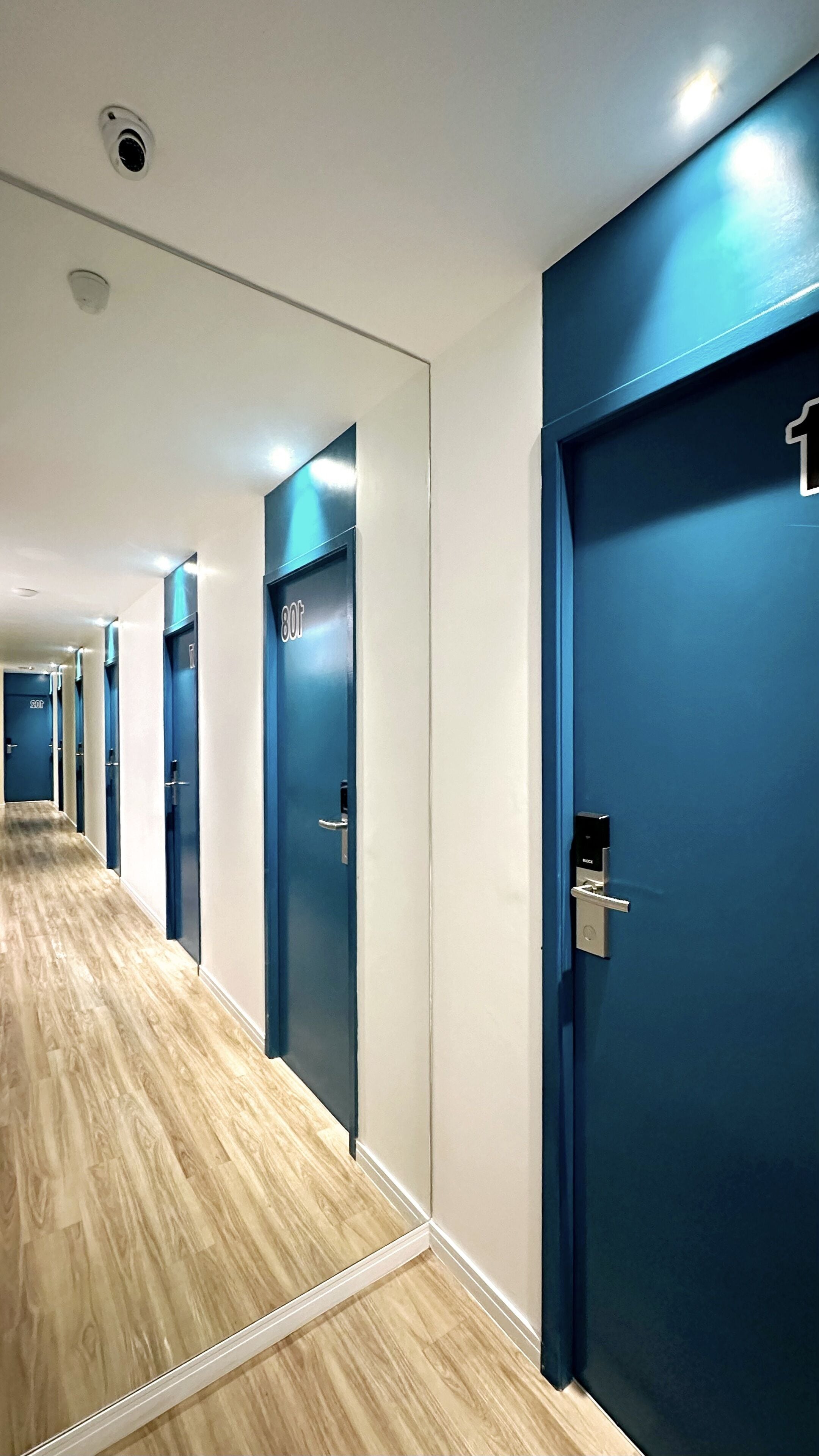 32-吋 LCD 液晶電視，提供付費頻道