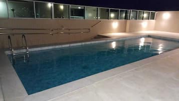 Una piscina al aire libre