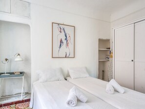 1 bedroom, bed sheets