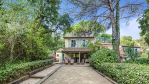 Una casa de dos pisos con un patio al frente.
