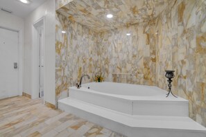 Badewanne, Bidet, Handtücher, Seife