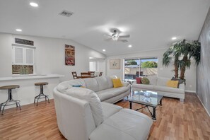 TV connectée, livres, espaces bureaux, écrans d'ordinateur