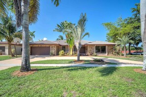 Exterior - Hollywood Florida centrally located house for large group gathering. (Hollywood)