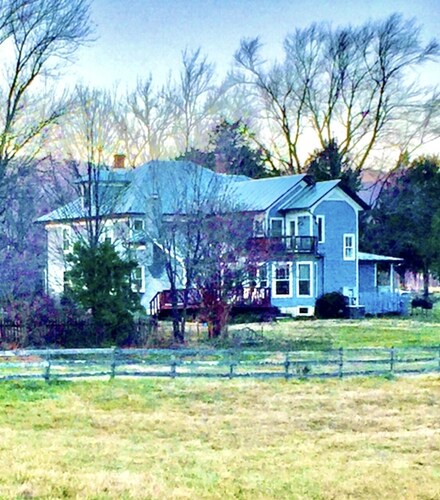 Charming large farmhouse, farm animals, 27 acre, close wineries, hiking, history
