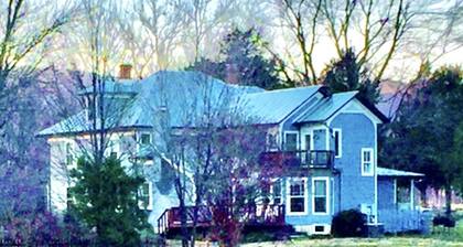 Charming large farmhouse, farm animals, 27 acre, close wineries, hiking, history