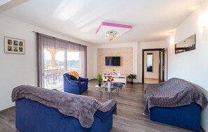 Smart TV, foosball, table tennis - 3 bedroom cozy home in Galovac (Galovac)