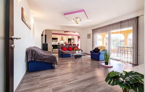 Smart-TV, Tischfußball, Tischtennisplatte