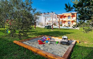 Children’s area - Gorgeous home in Galovac (Galovac)