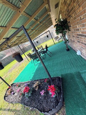Outdoor dining - Charming Southern Getaway (Carencro)
