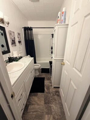 Combined shower/bathtub, hair dryer, towels, soap