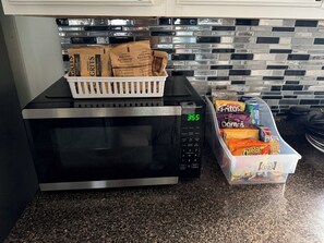 Fridge, microwave, oven, stovetop - Charming Southern Getaway (Carencro)