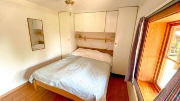 2 bedrooms, iron/ironing board, WiFi