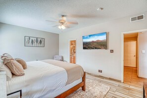 5 bedrooms, desk, iron/ironing board, travel crib