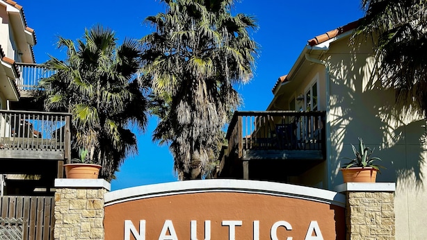 Een bord met de naam 'NAUTICA', dat de naam van een locatie aangeeft.
