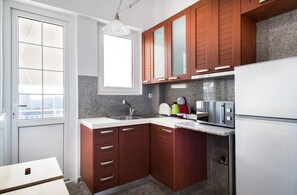 Kühlschrank, Wasserkocher mit Kaffee-/Teezubehör, Toaster