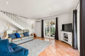 Deluxe House, 3 Bedrooms, Non Smoking, Garden View | Ruang tamu | 50 inci sebuah televisyen pintar dengan satelit, TV, mainan