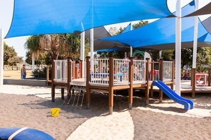 Zona de juegos infantil al aire libre