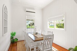 Deluxe House, 3 Bedrooms, Non Smoking, Garden View | Dining room - Family Home in Balmoral - Family Stays (Balmoral)