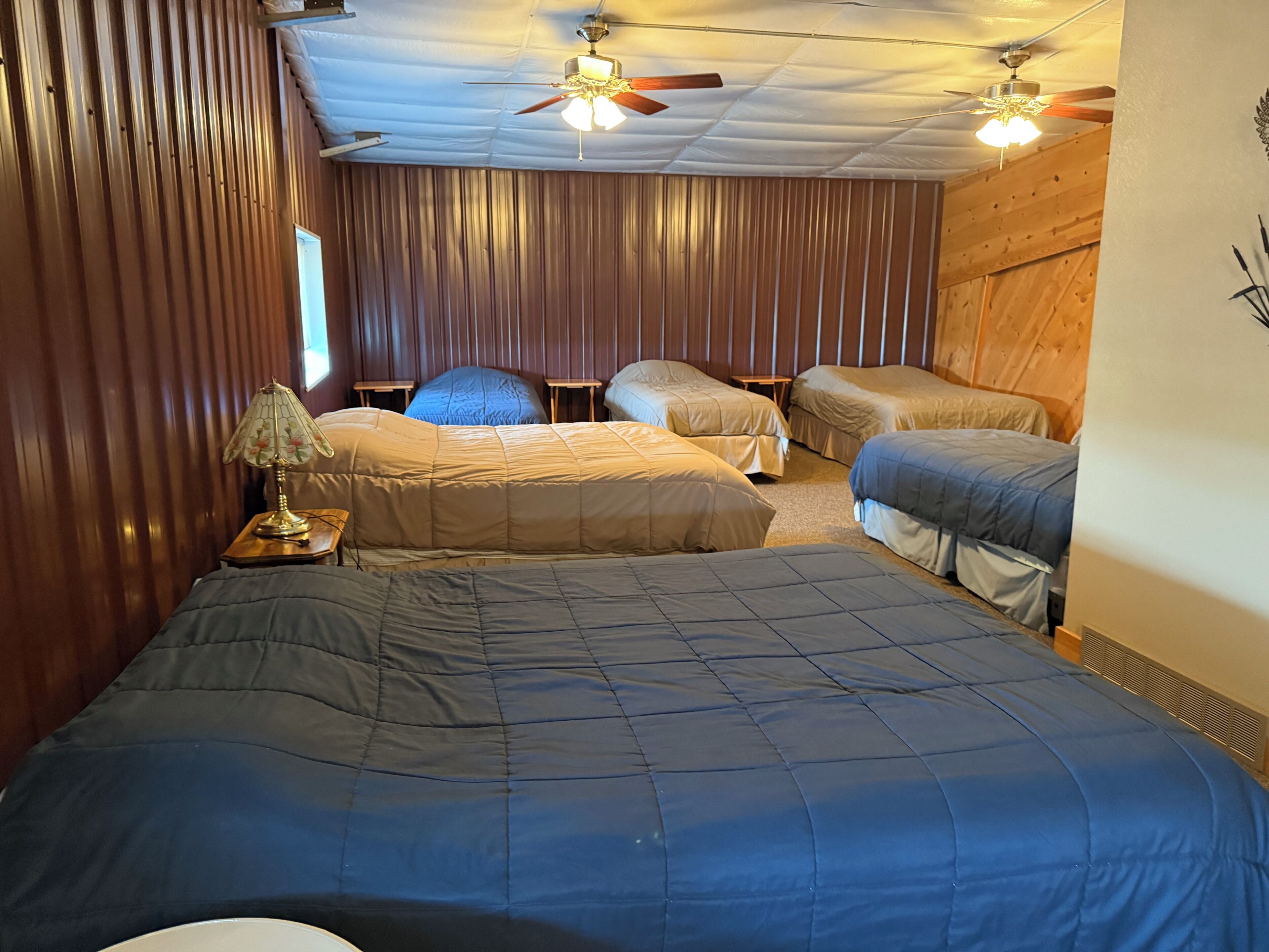 3 bedrooms, WiFi (free), bed sheets