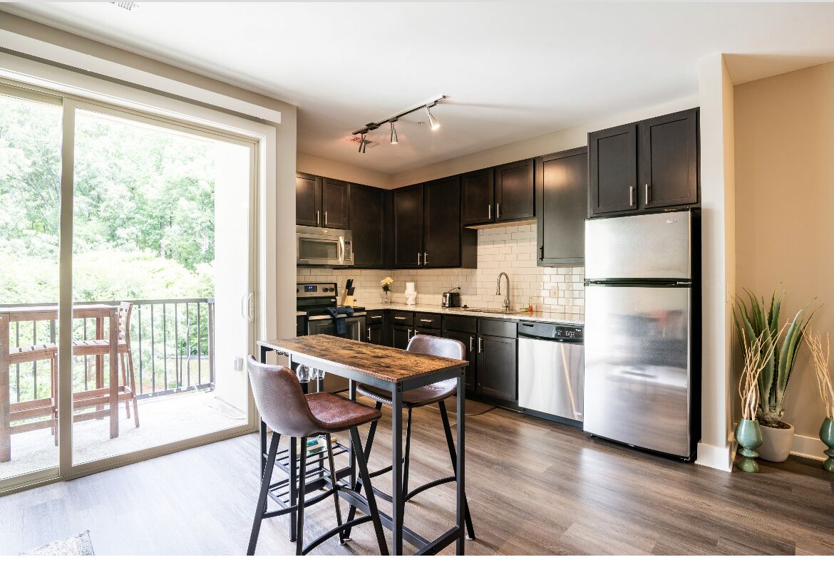 Upscale Studio in Ritzy SouthPark Charlotte/King Bed/Balcony/Free Parking!