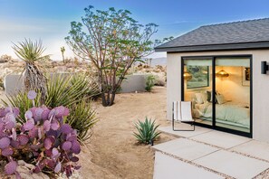 Terrace/patio - Amaru Muru - Luxury Villa with Pool, Hot Tub, Yoga Room, Firepit and Epic Views! (Joshua Tree)