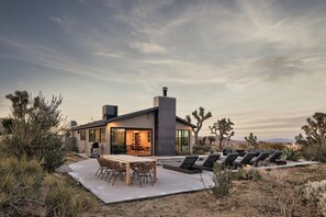 Outdoor dining - Amaru Muru - Luxury Villa with Pool, Hot Tub, Yoga Room, Firepit and Epic Views! (Joshua Tree)