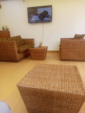 TV - 1987 luxury homes (Accra)