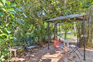 Outdoor dining - Vibrant West Palm Beach Home < 2 Mi to Beach! (West Palm Beach)