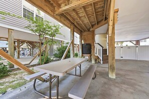Outdoor dining - 6BR Sleeps 16 | Pvt Pool | Walk to Beach | 11315 (Surfside Beach)