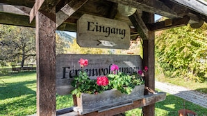 Un panneau en bois indiquant « Eingang » et « Feriendorfungen », ce qui signifie « entrée » et « village de vacances ».