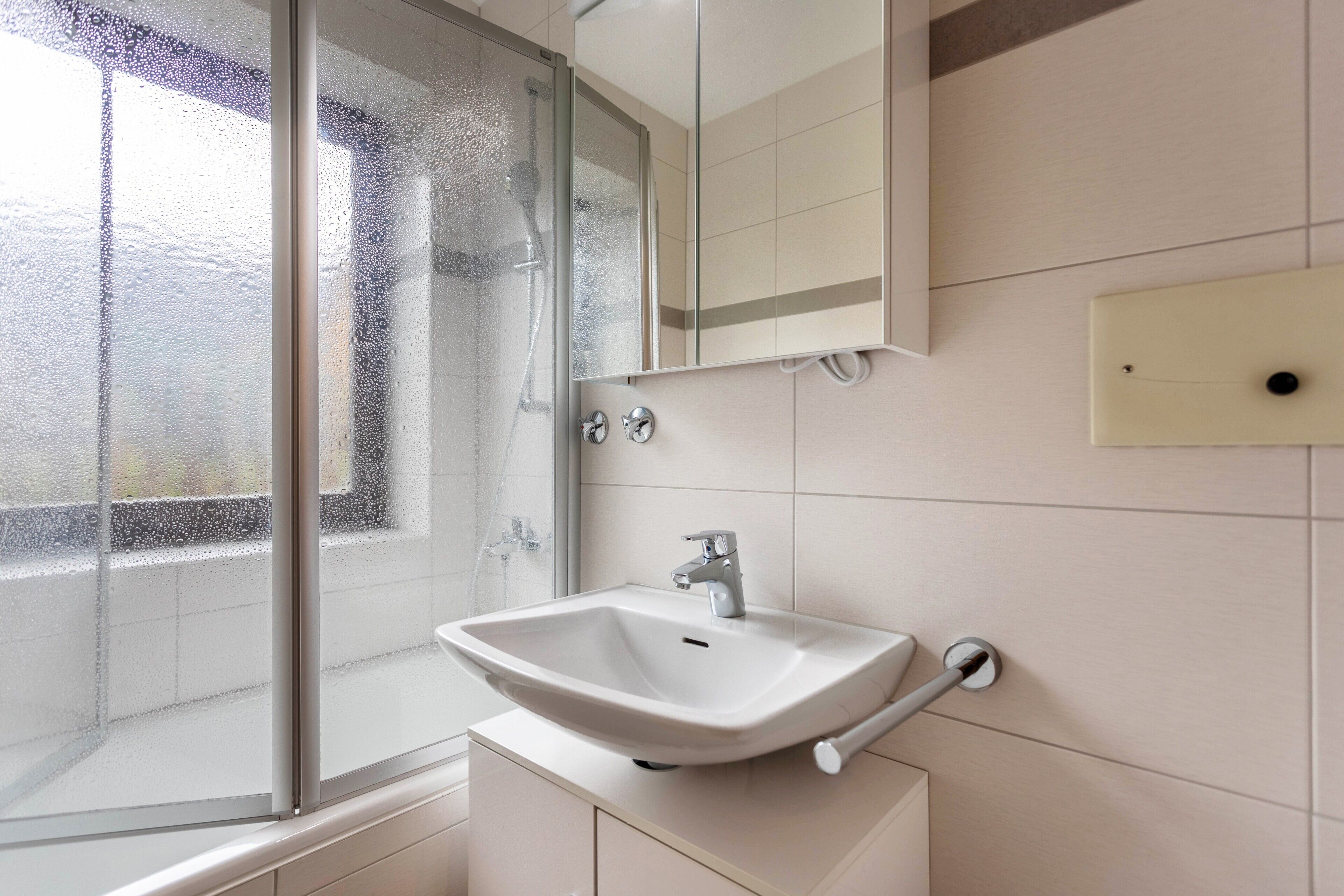 Badewanne, Haartrockner, Handtücher