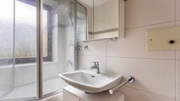 Badewanne, Haartrockner, Handtücher