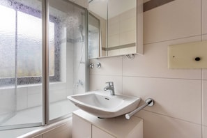 Badewanne, Haartrockner, Handtücher