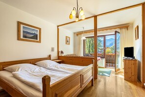 1 bedroom, iron/ironing board, free WiFi, bed sheets - Apartment "5 Apartment mit Gartenblick" with Mountain View, Private Balcony & Wi-Fi (Schönau)