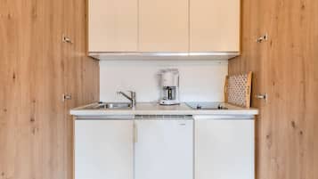 Fridge, stovetop, coffee/tea maker, electric kettle