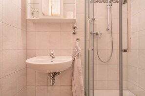 Een douche, een haardroger, handdoeken