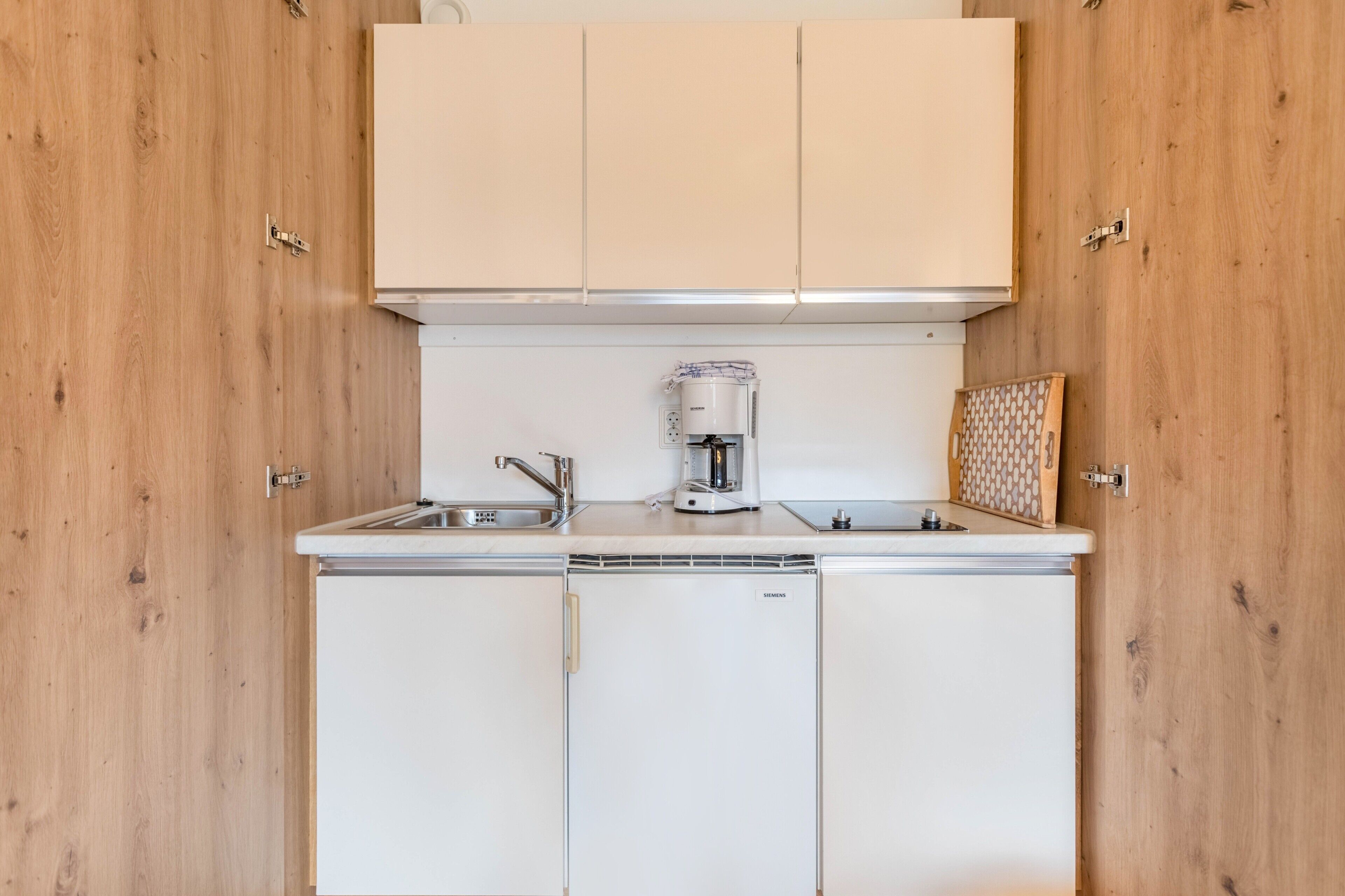 Kühlschrank, Herdplatte, Wasserkocher mit Kaffee-/Teezubehör