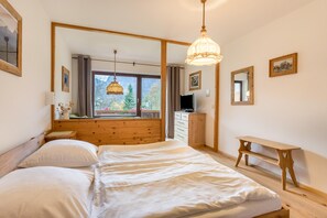 1 slaapkamer, een strijkplank/strijkijzer, gratis wifi, beddengoed